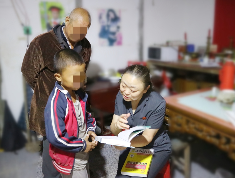 081665196387365642.jpg 法官回訪,傾心關(guān)愛(ài)離異家庭的孩子.jpg