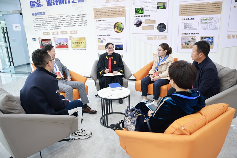 王雨璠攝 承辦法官結(jié)合本案案情，將知識產(chǎn)權(quán)示范園區(qū)變?yōu)槠辗ㄖv臺，以案釋法，向人大代表、政協(xié)委員介紹了知識產(chǎn)權(quán)司法保護的相關(guān)內(nèi)容，并解答了他們關(guān)心關(guān)切的具體問題。.JPG