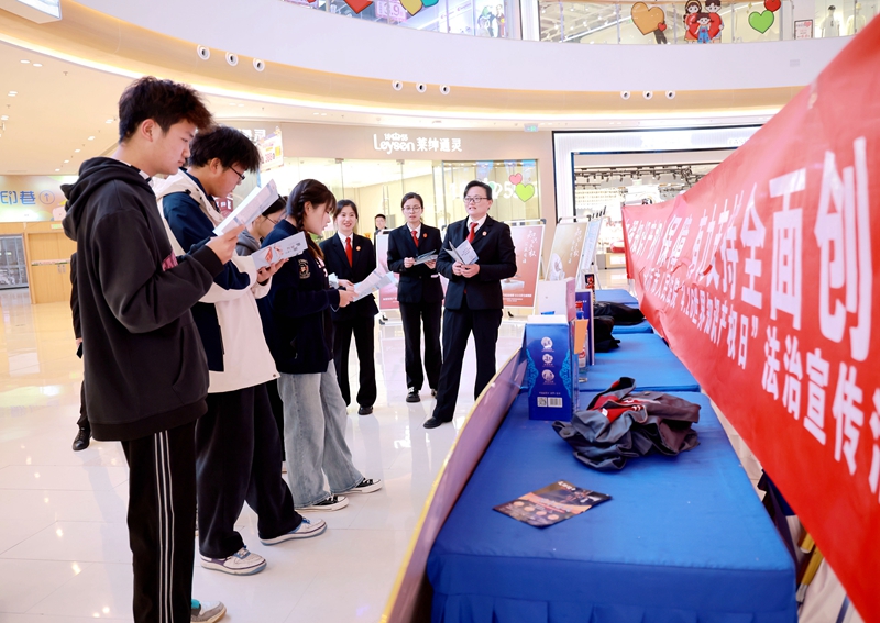 王雨璠攝 新沂法院干警們引導(dǎo)群眾前往“侵權(quán)證物展示區(qū)”近距離學(xué)習(xí)如何辨別真假商品，同時(shí)也為經(jīng)營者敲響警鐘。.JPG