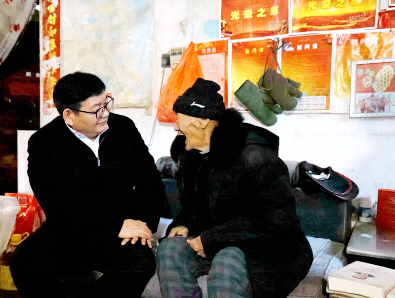 021704161289951797.jpg “四下基層”丨新沂法院開展走訪慰問活動——該題為與困難黨員交流——王雨璠攝.JPG