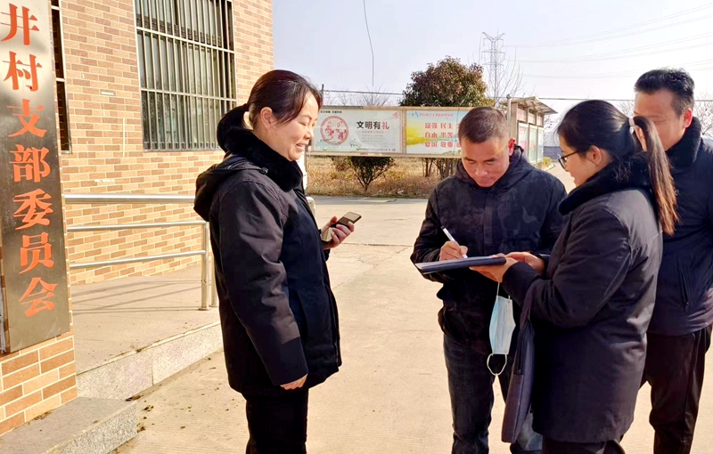 011706751373290896.jpeg 雙塘法庭一行人在村委會調解2 禚峻源拍攝.jpeg