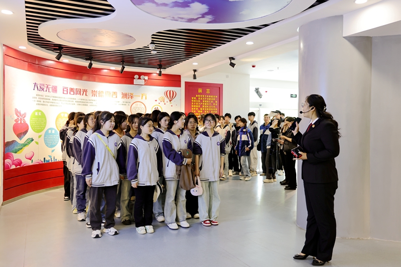 4月16日，新沂法院開展“保護婦女兒童權(quán)益專題開放日”活動，邀請市中專校學(xué)生參觀該院陽光少年?德法教育體驗館，引導(dǎo)未成年人“沉浸式”體驗法治氛圍，“零距離”感受法律熏陶。王雨璠 趙雨秋 攝.jpg