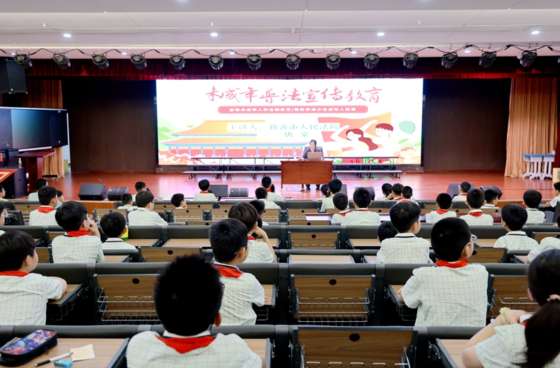 守護“未”來，法潤童心——該圖為青年干警為同學(xué)們講課 王雨璠攝.JPG