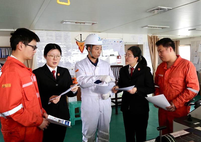 141741919535823193.jpg ②解答船員關注度高的勞動法律問題并發(fā)放宣傳資料.jpg