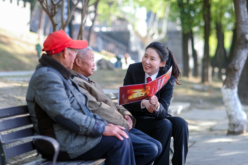 151744683676601456.jpg 2025年4月13日,江蘇省興化市人民法院干警在公園向群眾宣傳國家安全知識(shí)。 3(1).JPG