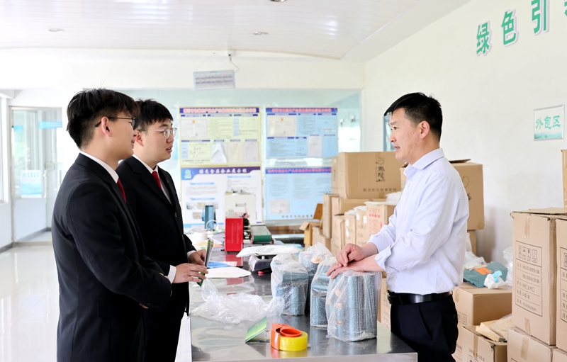 251745544869785103.jpg 王雨璠攝 干警們走進新沂市馬陵山某茶廠開展知識產權普法進企業活動1.jpg