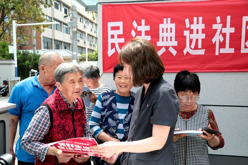 南通通州法院青年干警向社區(qū)居民宣傳民法典.JPG