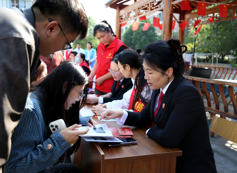 10月14日，連云港經(jīng)濟技術開發(fā)區(qū)人民法院立案庭法官與網(wǎng)格員志愿者共同為社區(qū)居民提供法律咨詢服務。法官耐心解答群眾提出的關于鄰里糾紛、消費者權益保護等法律問題，通過“面對面”的普法，實現(xiàn)與群眾的“心貼心”。.JPG