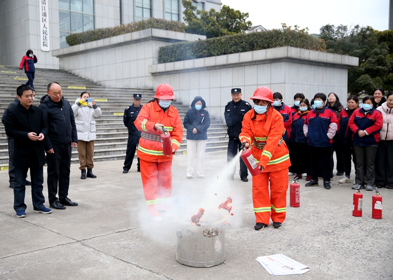 161765852444674931.jpg 圖為學習滅火器的使用。.JPG